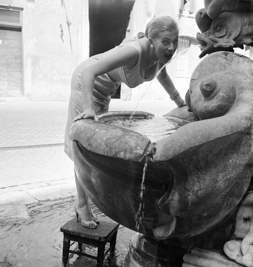 Anita Ekberg in Rome, drink at the Fountain of the Turtles, during a break in filming.