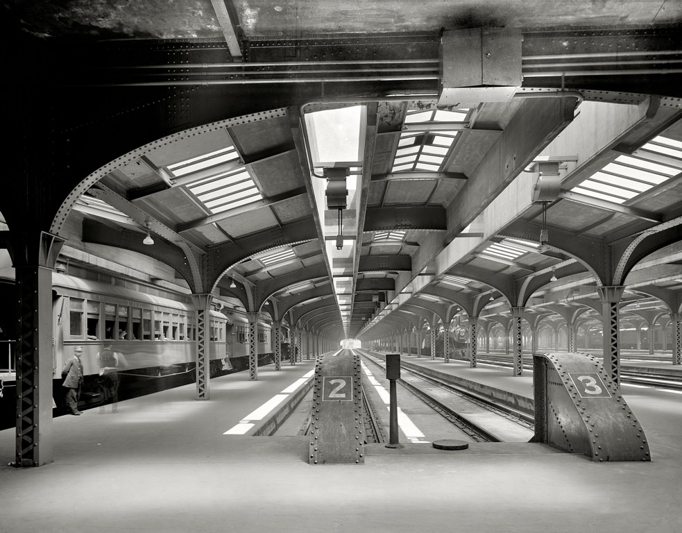 Train sheds, Chicago & North Western Railway station. Chicago circa 1911.
