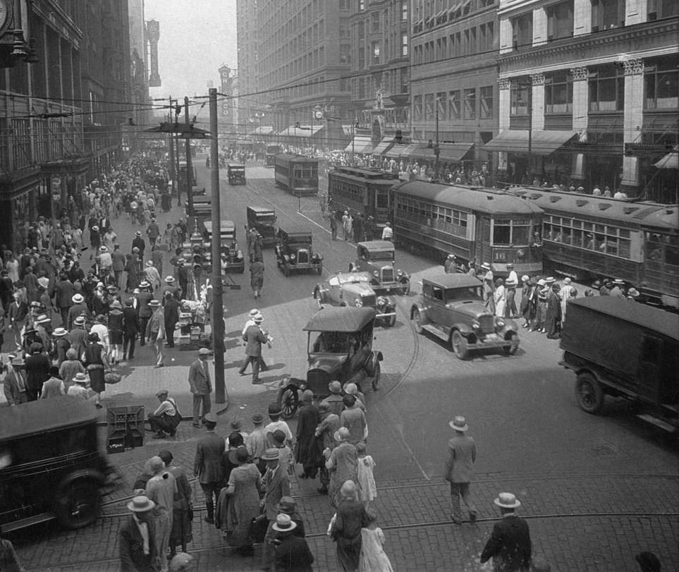In the heart of the shopping district on State Street, Chicago, 1914.