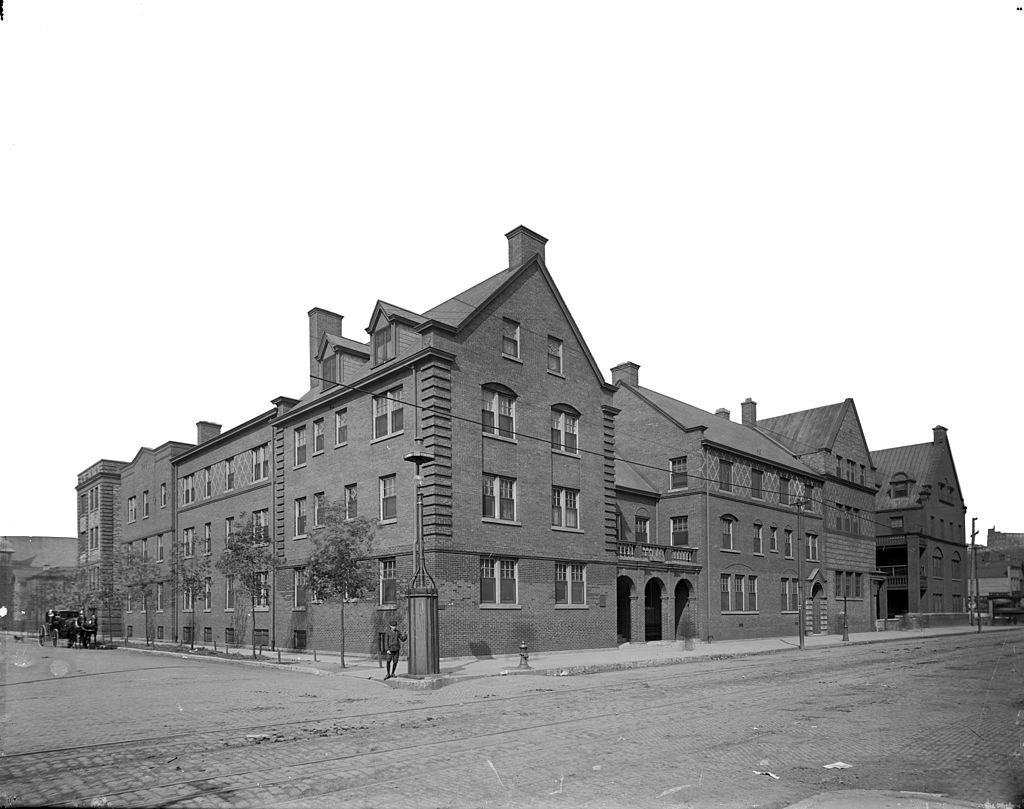 The Hull House complex at 800 South Halsted Street included a kindergarten, daycare facility, classrooms, libraries, and meeting spaces for neighborhood residents, Chicago, ca.1910.