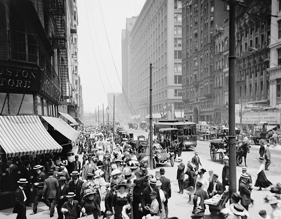 Looking up busy State Street, north from Madison. Chicago circa 1915.