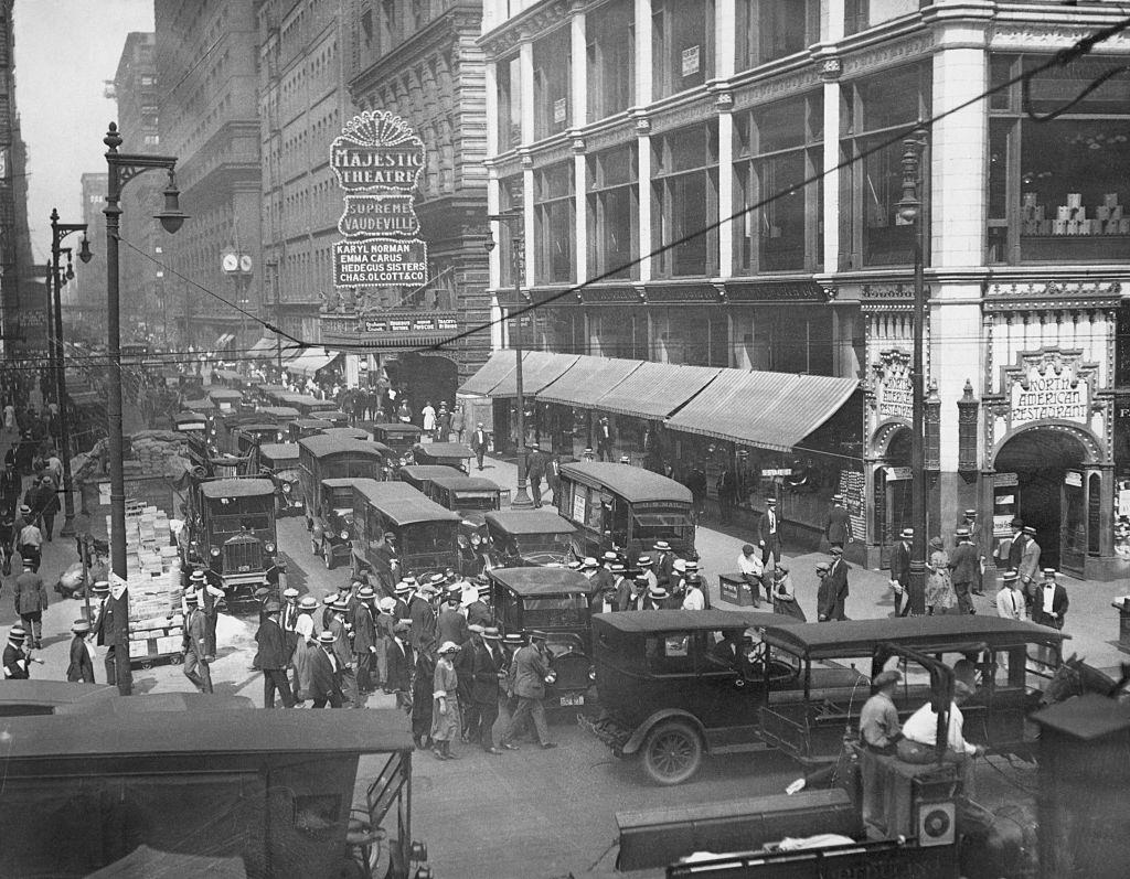Traffic on State Street. Chicago circa 1912.
