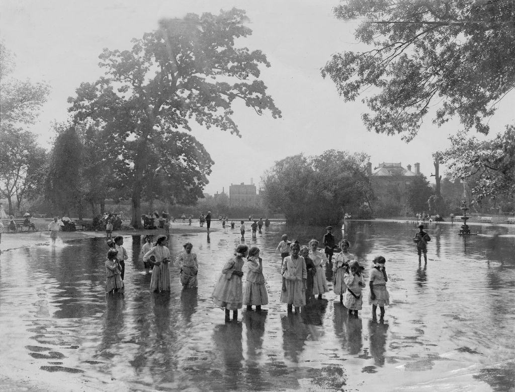 Children splashing in a pond in Lunapark in Chicago, 1910s.