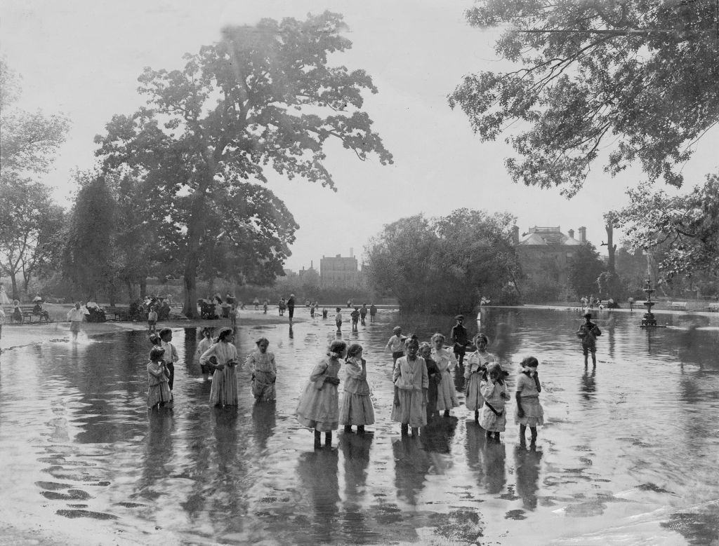 Children splashing in a pond in Lunapark in Chicago, 1910s.