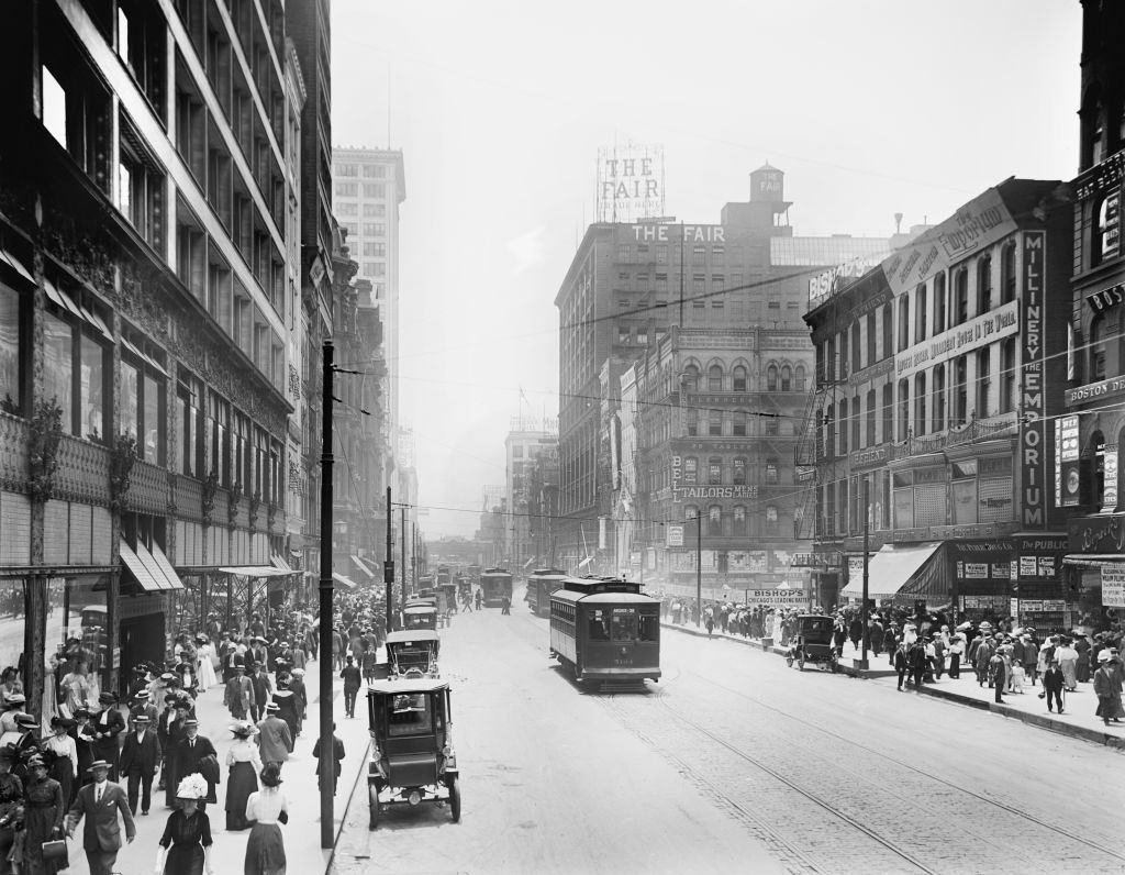 State Street, south from Madison. Chicago circa 1913.