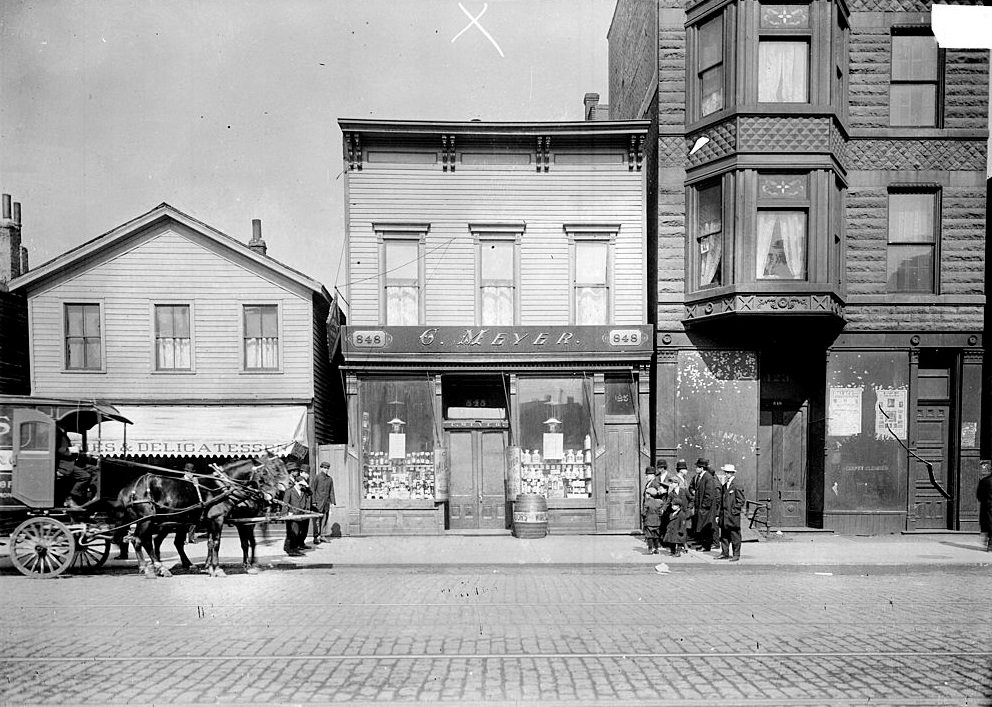 Cerf Meyer's saloon at 848 Blue Island Avenue in Chicago, 1911.