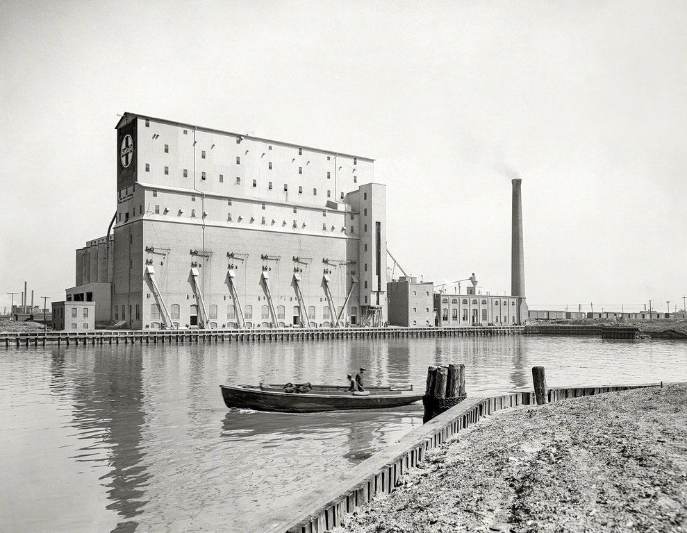 The Santa Fe grain elevator, head of the canal. Chicago circa 1915.
