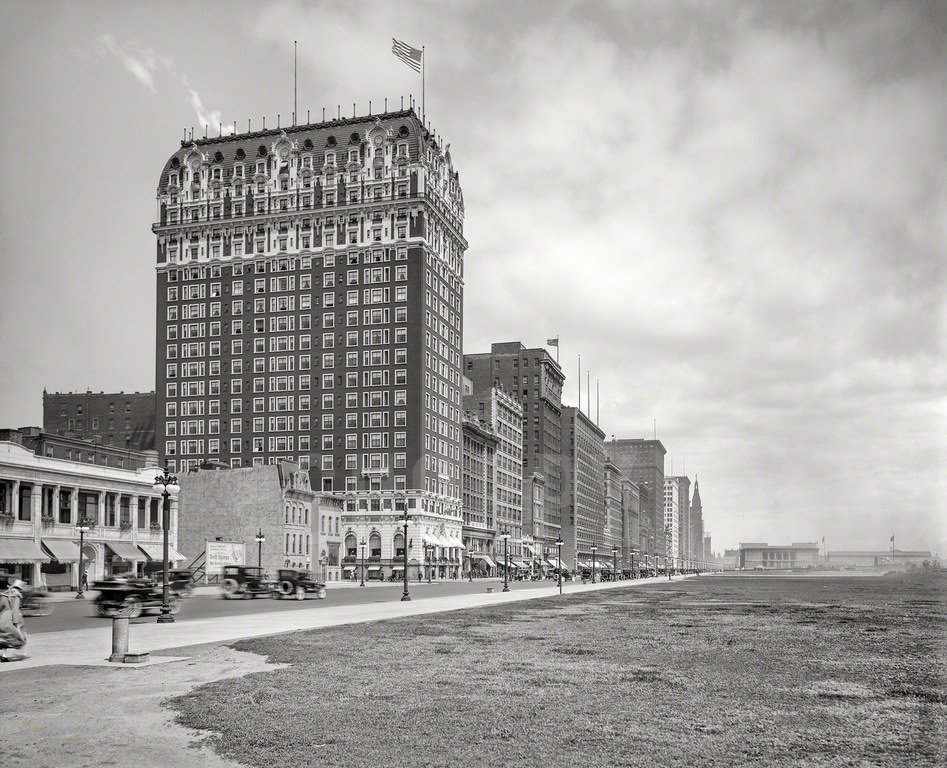 The Santa Fe grain elevator, head of the canal. Chicago circa 1915.