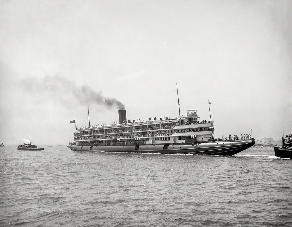 Steamer Christopher Columbus. Chicago circa 1911.