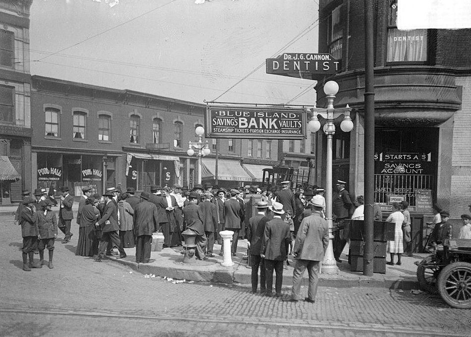 Blue Island Savings Bank at 1147 Blue Island Avenue, Chicago, 1915.