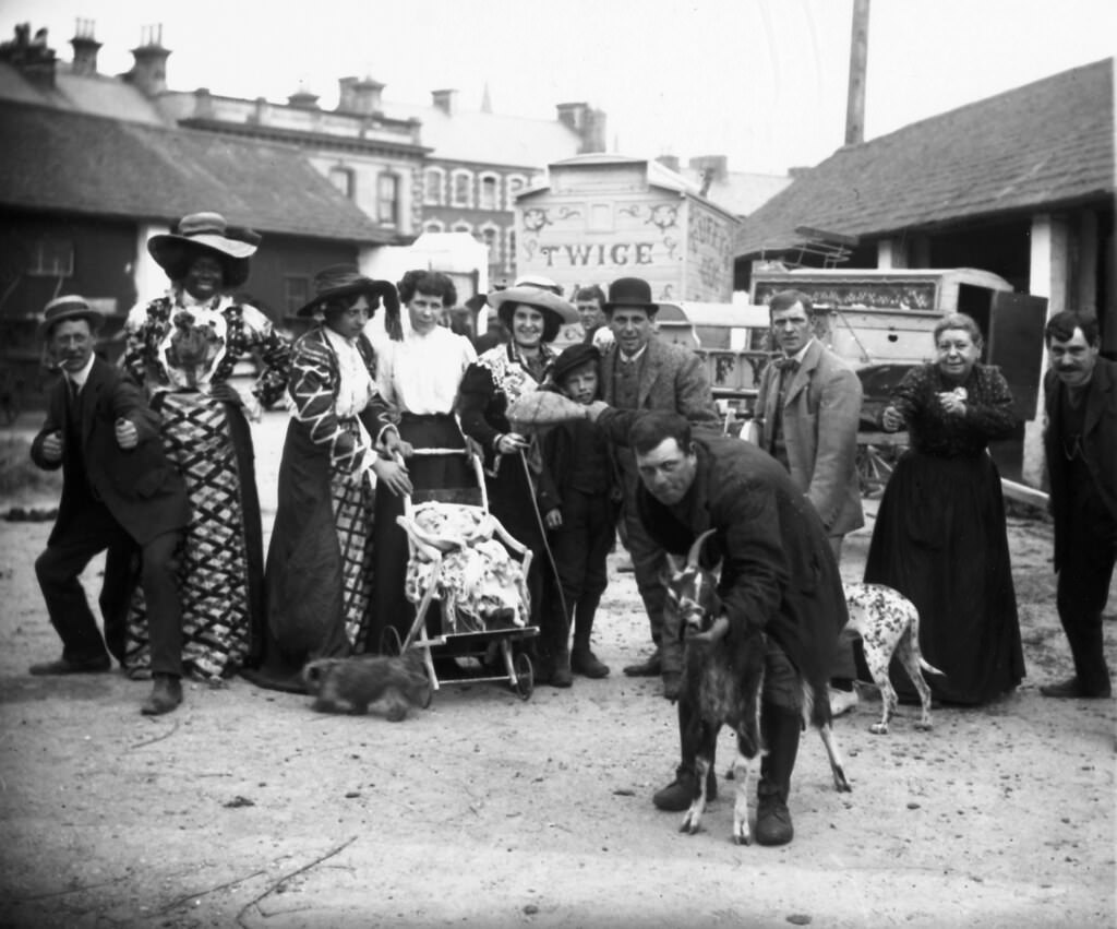 A group of circus entertainers from Duffy's Circus, 1911.