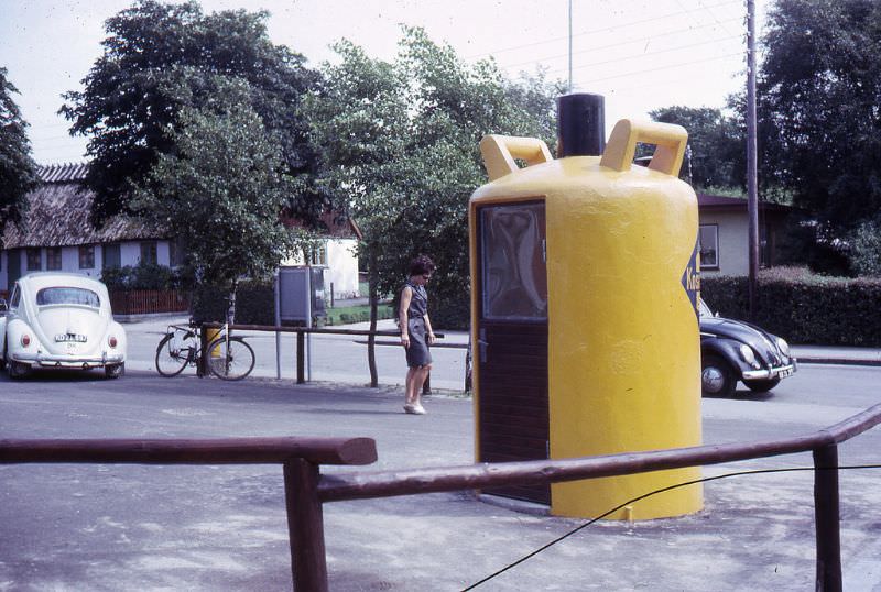 Kosangas advert, telephone kiosk, Asserbo, Zealand, 1965