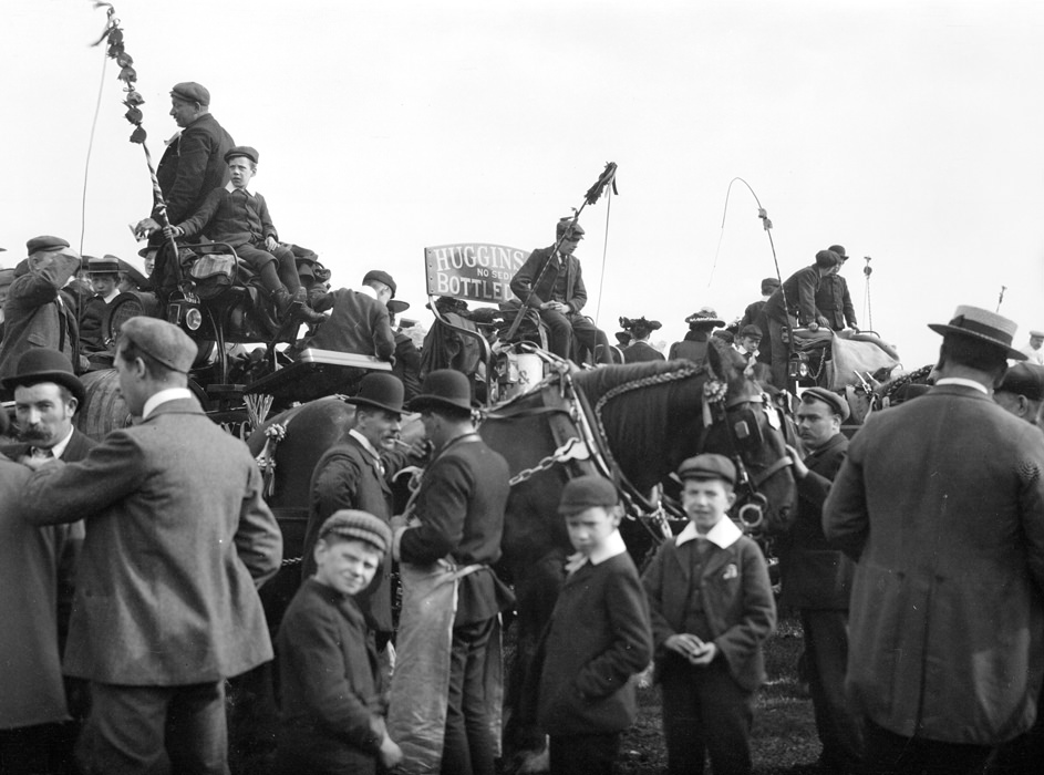 Street scene in London, England, 1904