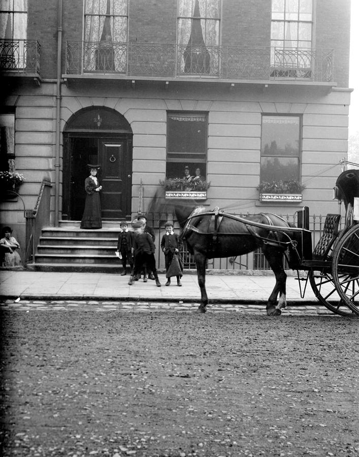 Street scene in London, England, 1904