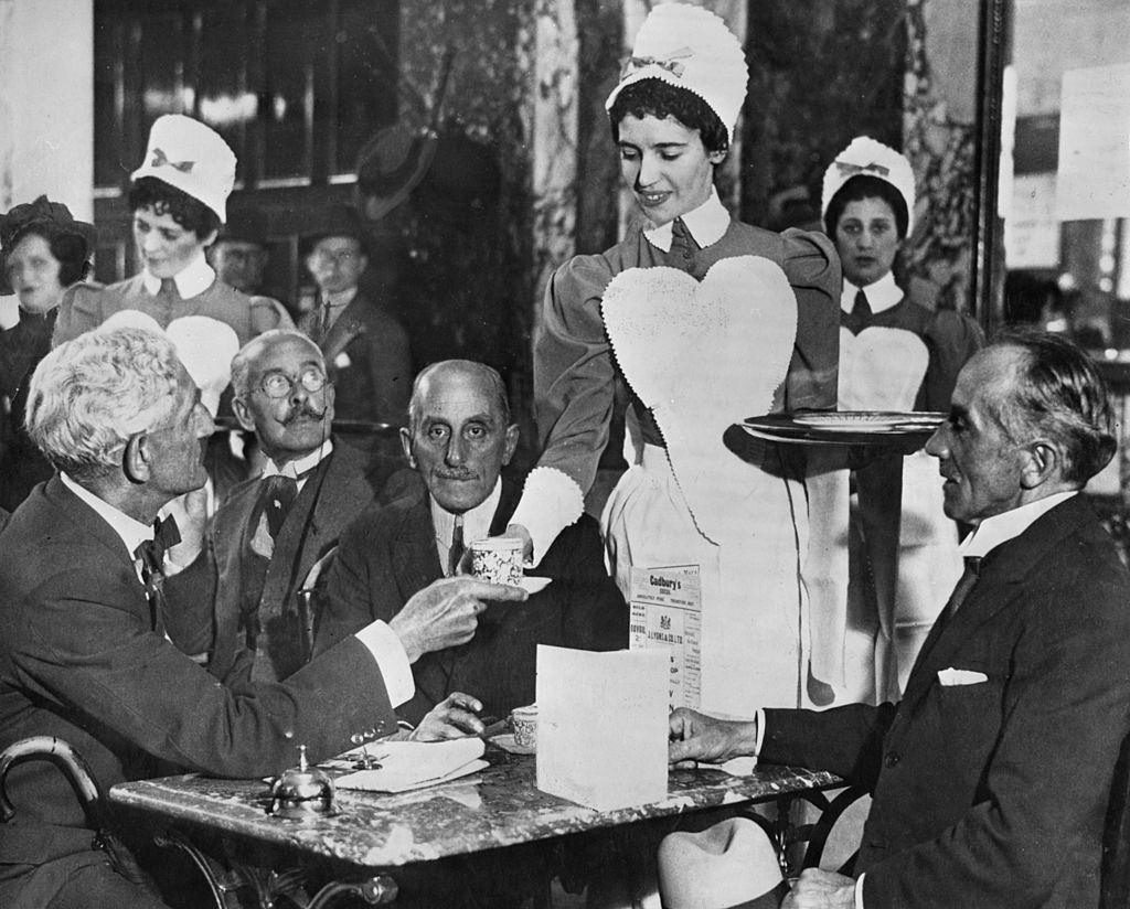 Lyons tea shop, Piccadilly, London. 1900.