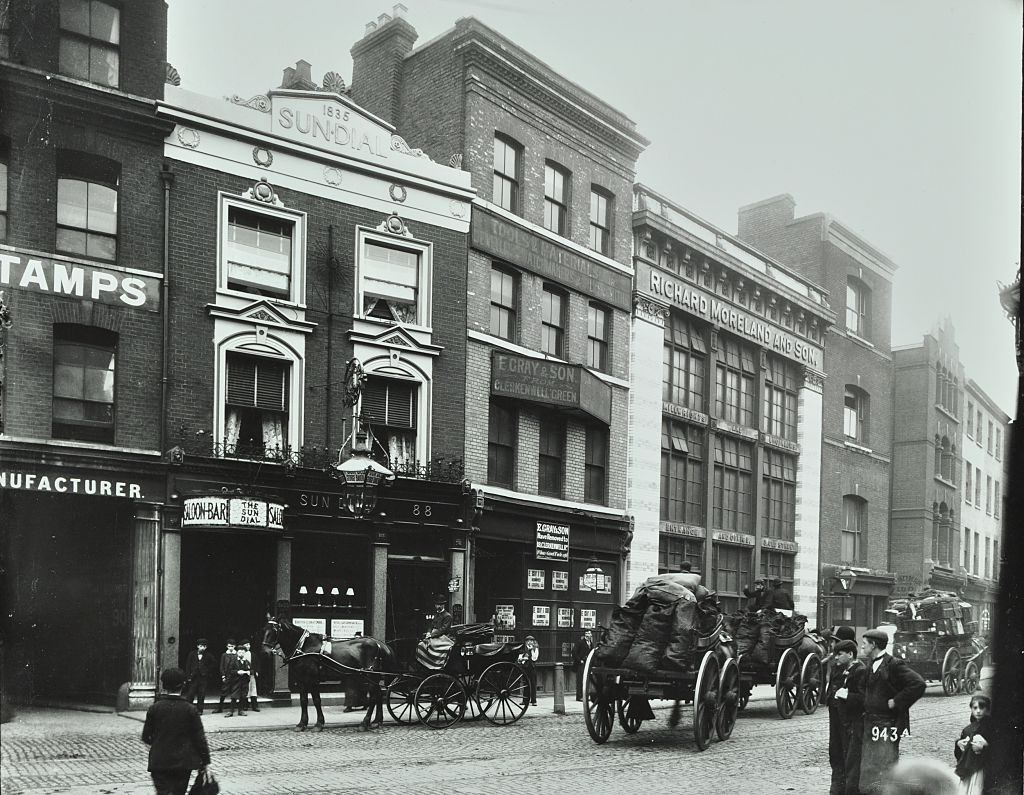 Carts outside the Sundial Public House, Goswell Road, London, 1900.