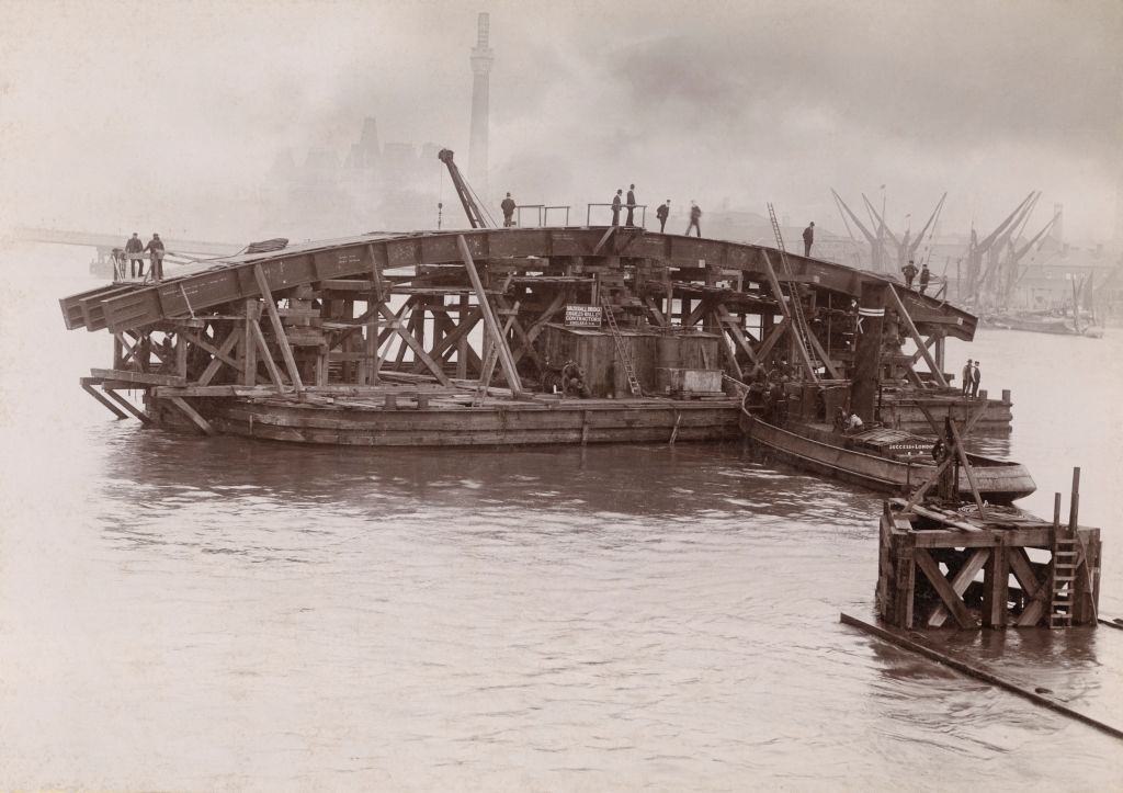 Construction of Vauxhall Bridge, London, 1903-1904.