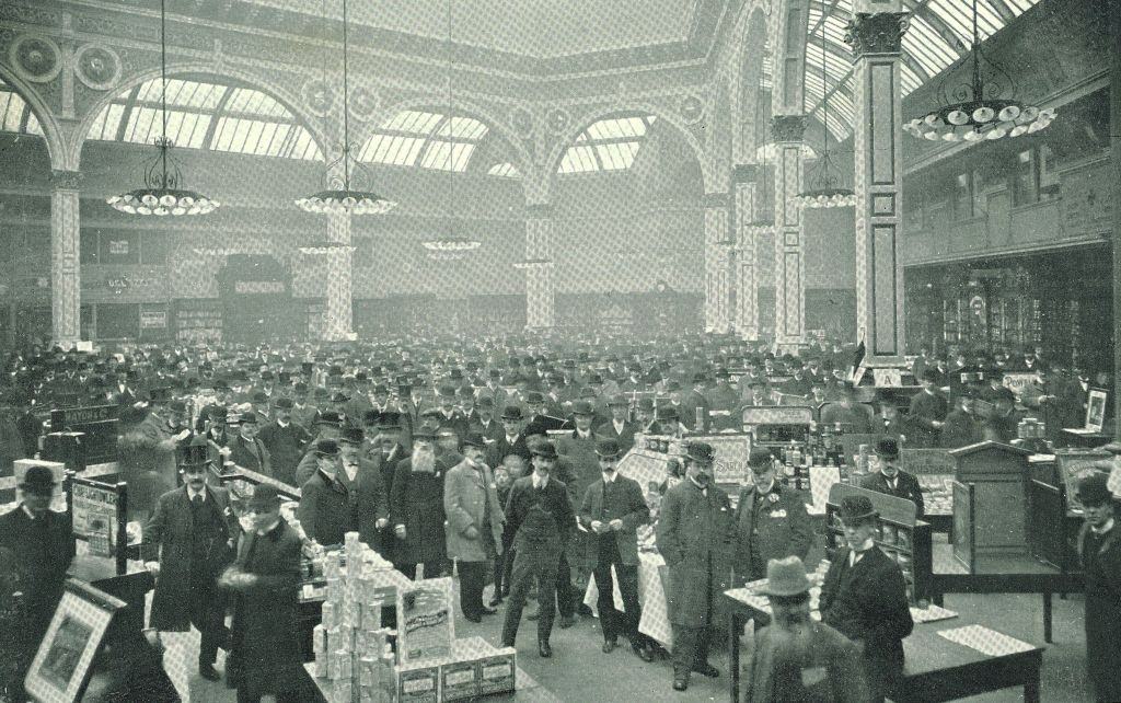 Business in full swing in The Manchester Exchange, 1905.