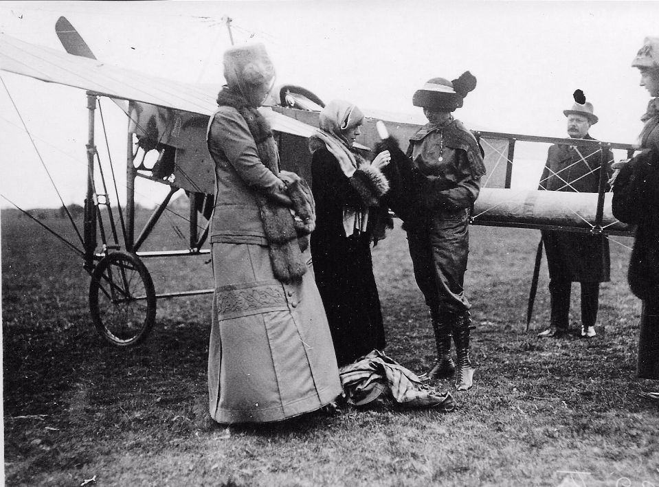 Harriet a Blériot gép melletti történelmi repülésének napján.  (Giacinta Bradley Koontz jóvoltából)
