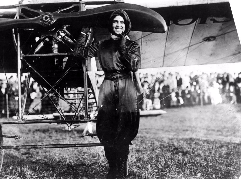 Harriet Quimby lila repülőruhájában.