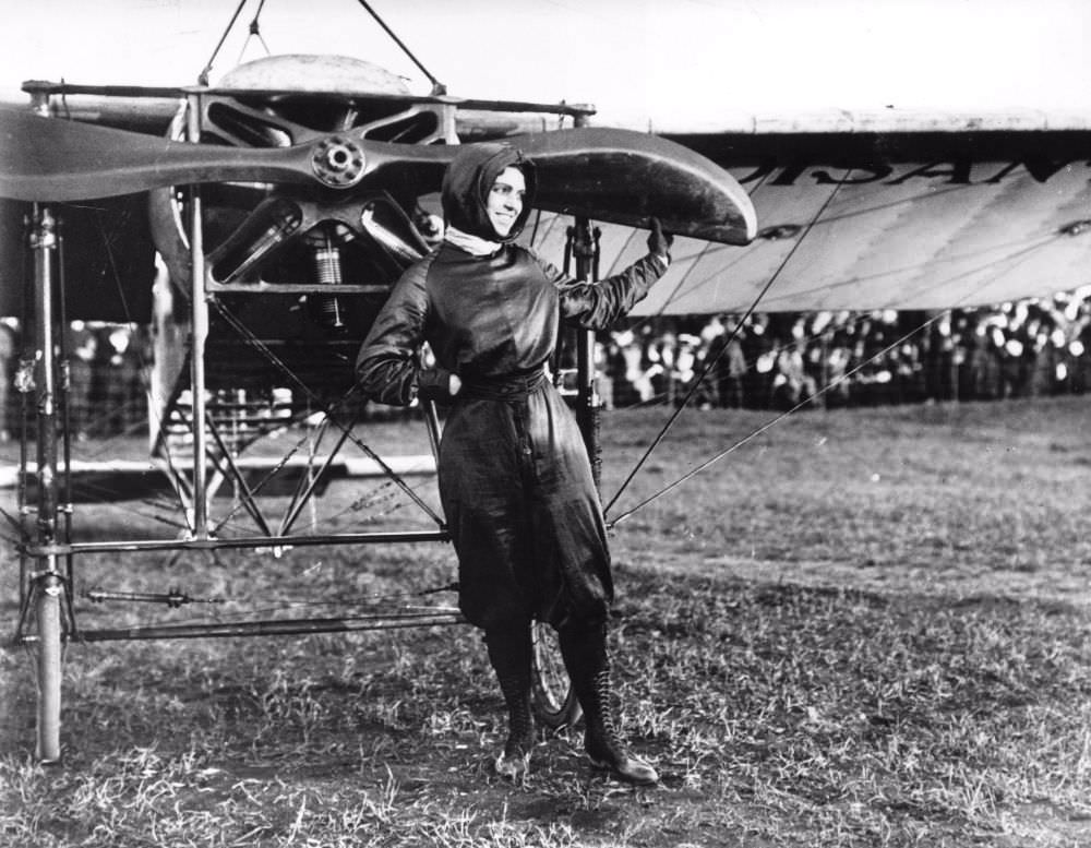 Harriet Quimby a Bleriot előtt, amikor ő lett az első nő, aki átrepült a La Manche-csatornán