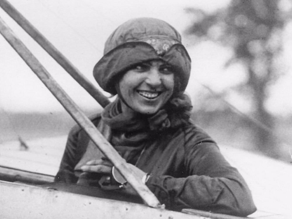 Harriet Quimby first woman to fly across the Channel 16.04.1912.