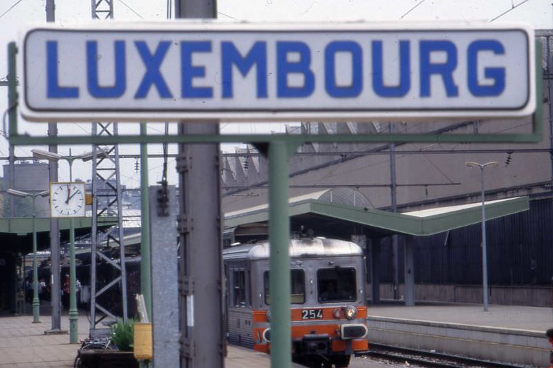 Gare Luxembourg with CFL emu nr 254, May 1995