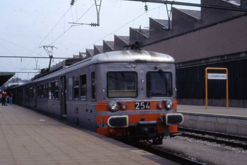 Luxembourg Gare - CFL electric train nr 254. May 1995