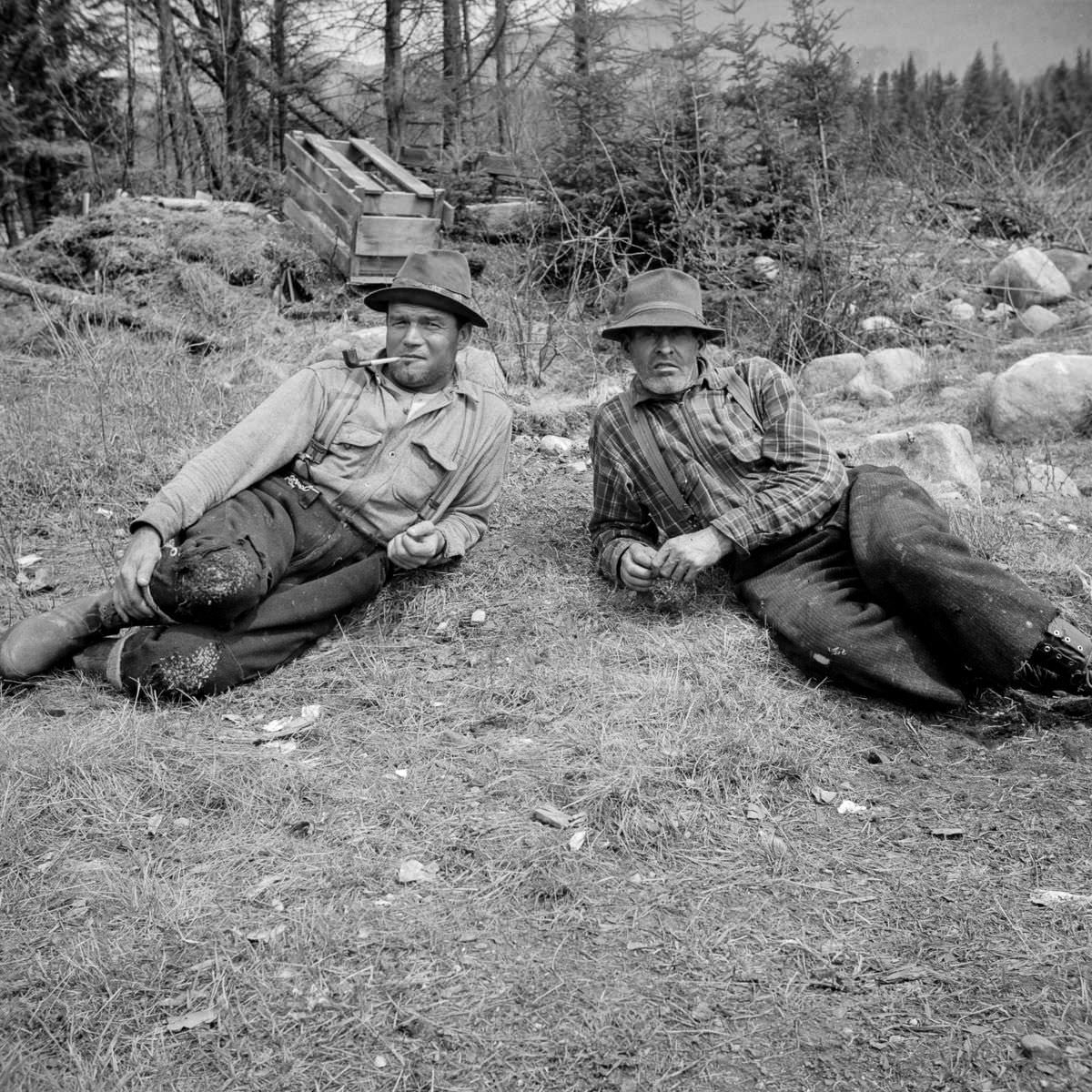 Maine Woodsmen: Fascinating Vintage Photos Show Woodsmen Shepherding Timber Through the rivers And Lakes