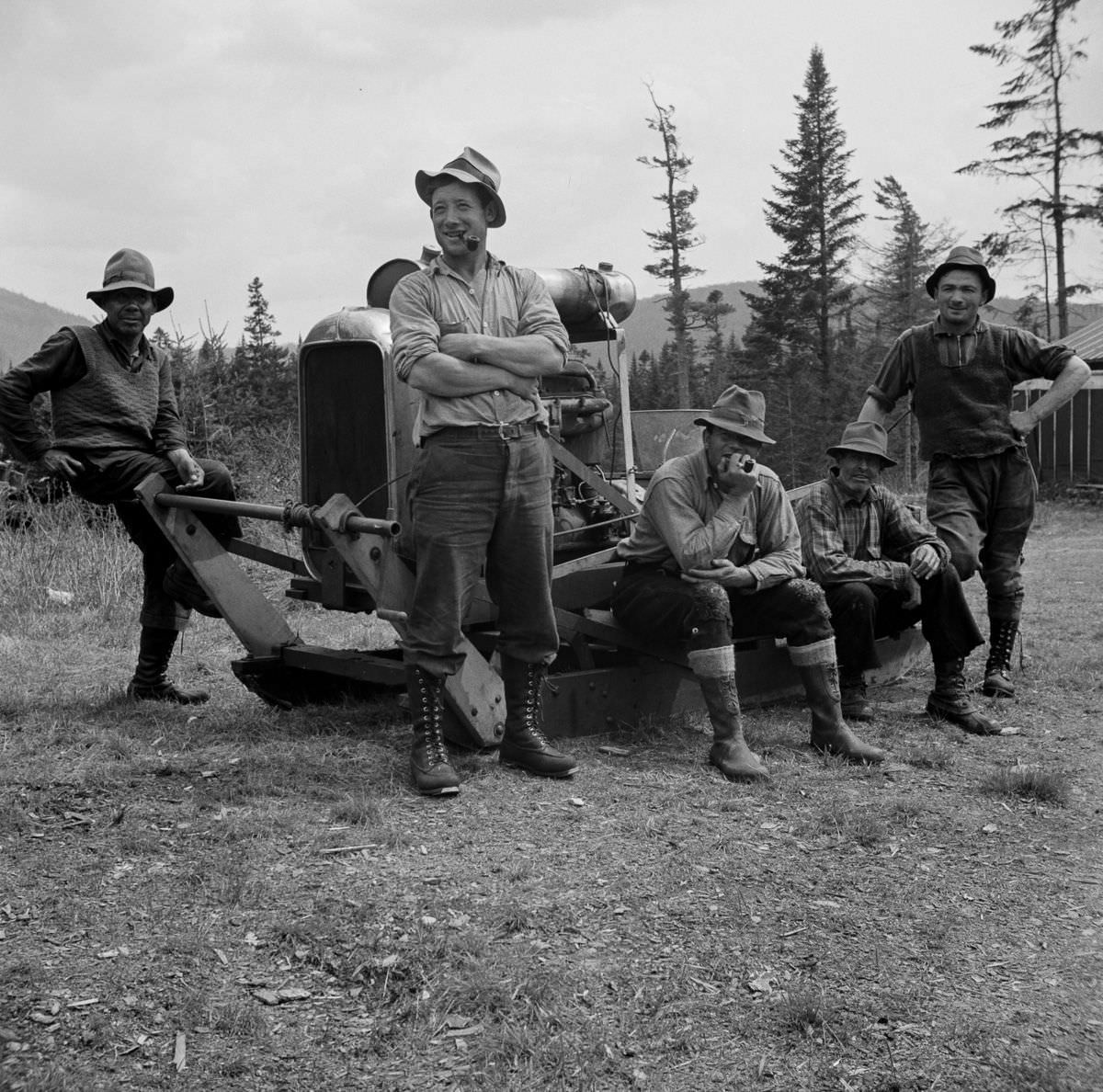 Maine Woodsmen: Fascinating Vintage Photos Show Woodsmen Shepherding Timber Through the rivers And Lakes