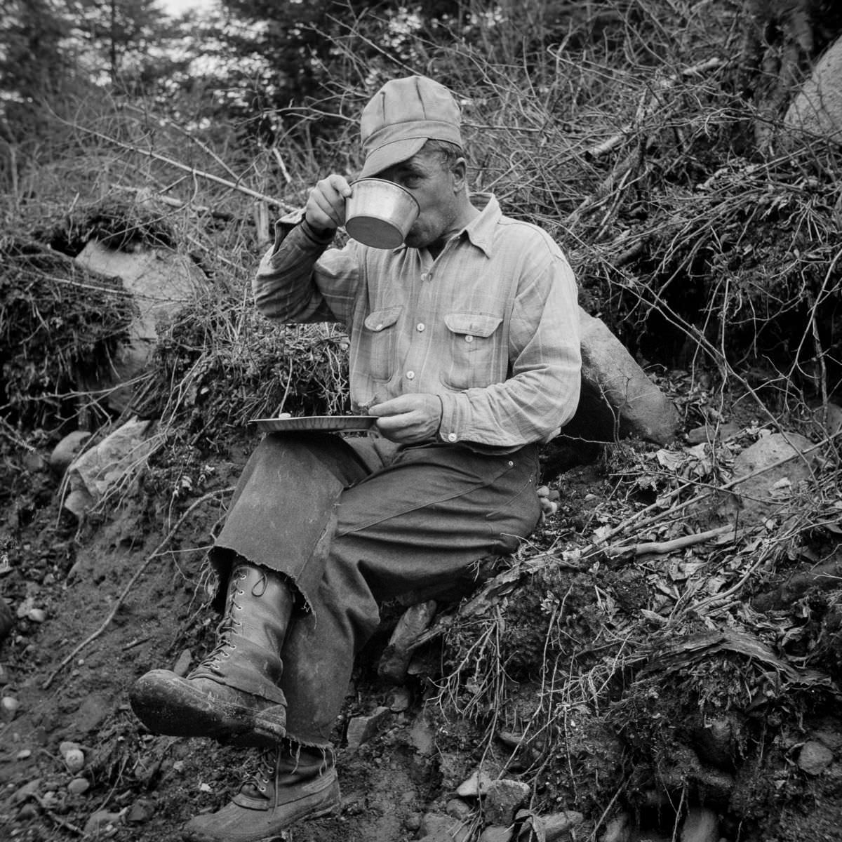 Maine Woodsmen: Fascinating Vintage Photos Show Woodsmen Shepherding Timber Through the rivers And Lakes