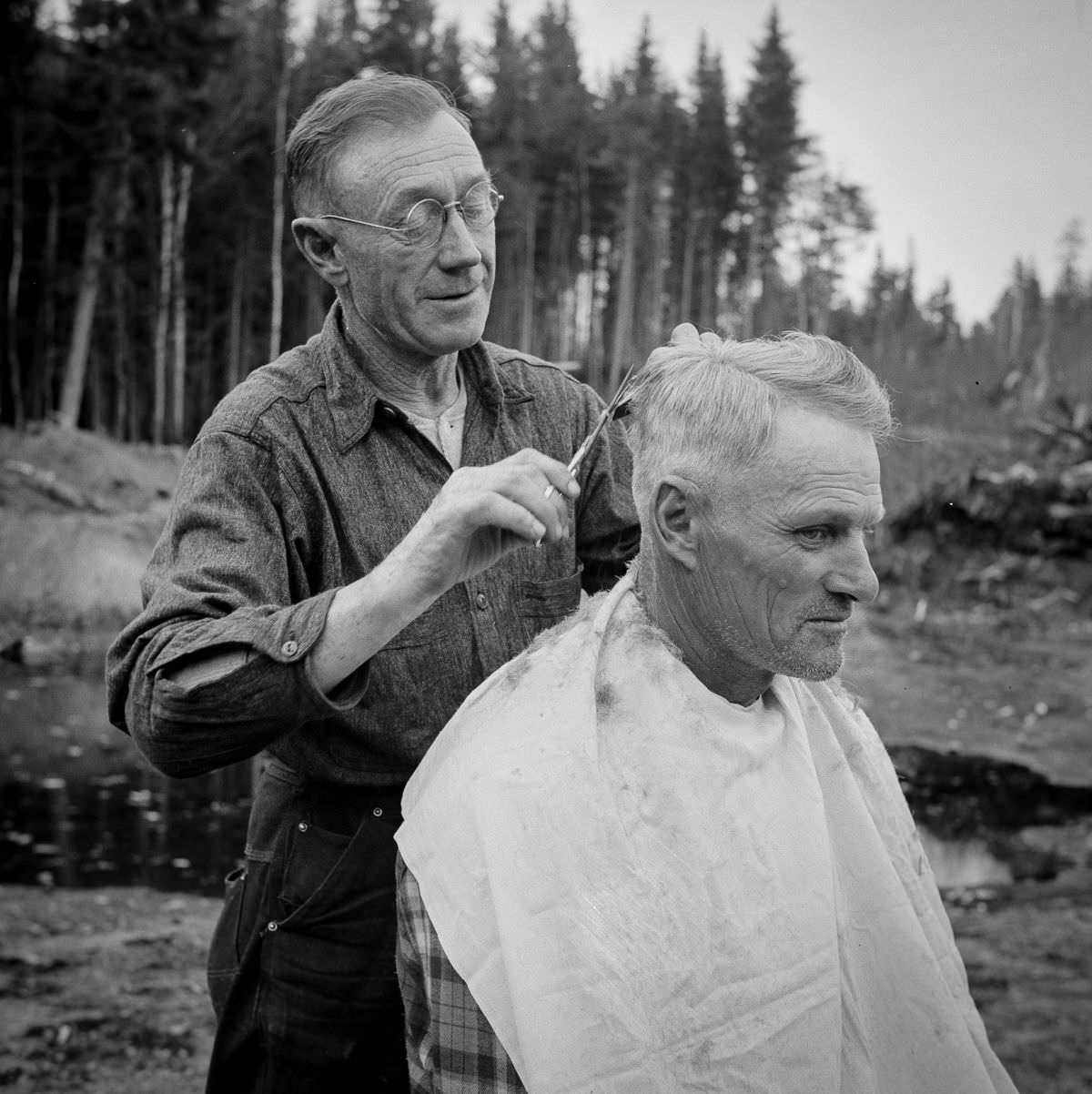 Maine Woodsmen: Fascinating Vintage Photos Show Woodsmen Shepherding Timber Through the rivers And Lakes