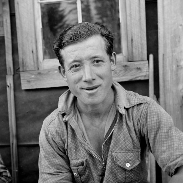 Maine Woodsmen: Fascinating Vintage Photos Show Woodsmen Shepherding Timber Through the rivers And Lakes