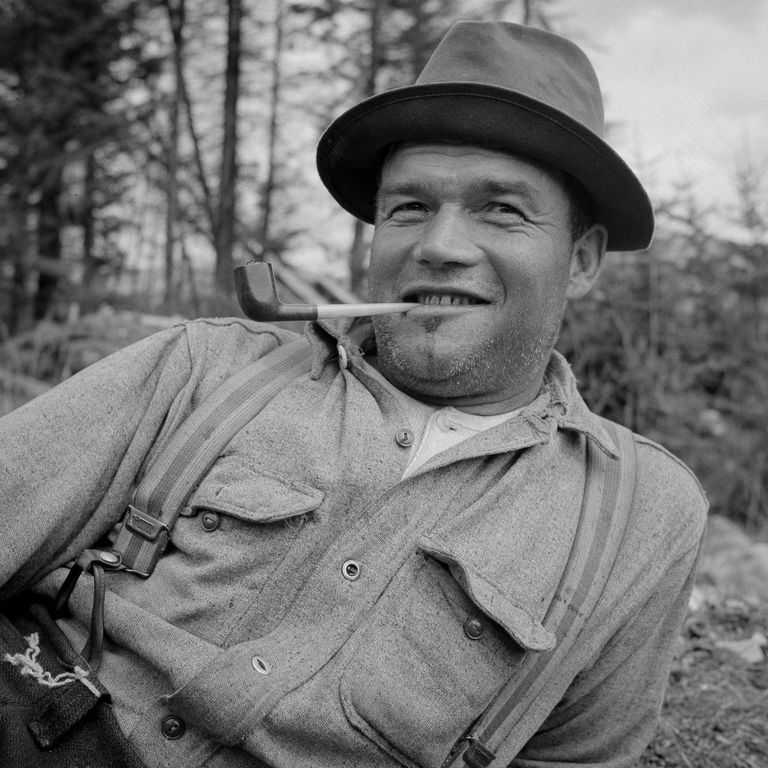 Maine Woodsmen: Fascinating Vintage Photos Show Woodsmen Shepherding Timber Through the rivers And Lakes