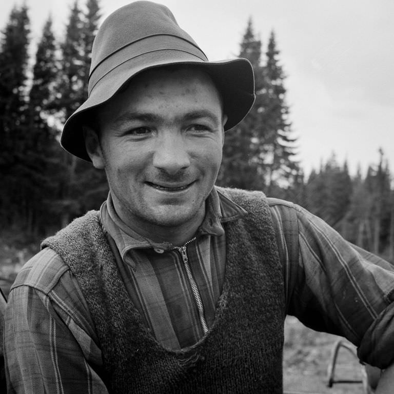 Maine Woodsmen: Fascinating Vintage Photos Show Woodsmen Shepherding Timber Through the rivers And Lakes