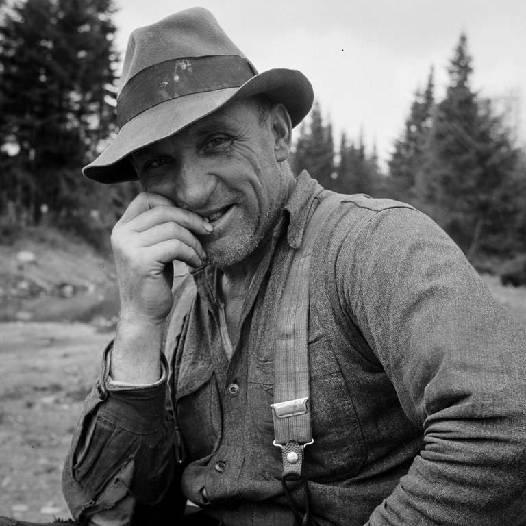 Maine Woodsmen: Fascinating Vintage Photos Show Woodsmen Shepherding Timber Through the rivers And Lakes