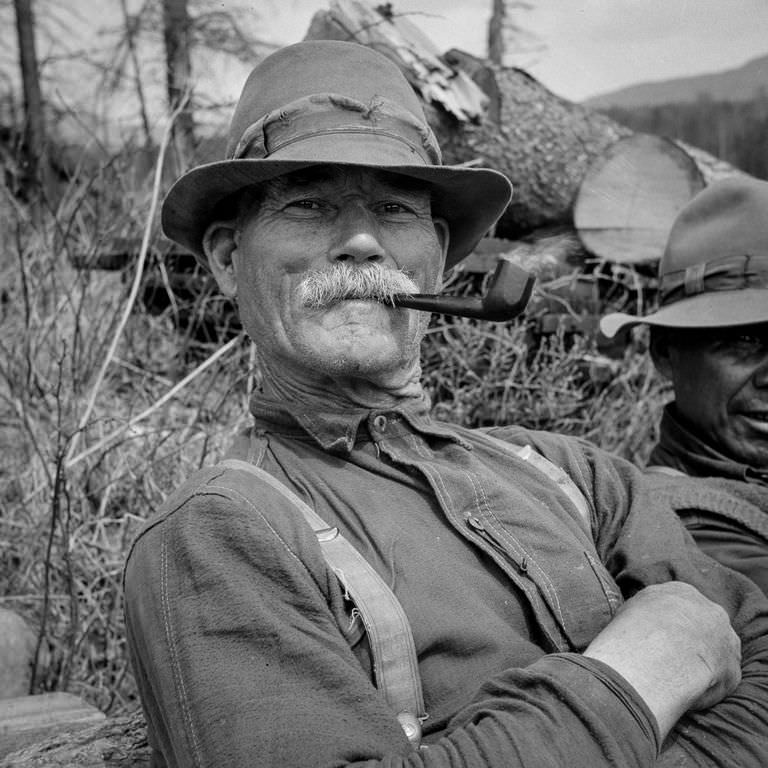 Maine Woodsmen: Fascinating Vintage Photos Show Woodsmen Shepherding Timber Through the rivers And Lakes