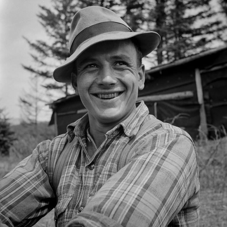 Maine Woodsmen: Fascinating Vintage Photos Show Woodsmen Shepherding Timber Through the rivers And Lakes