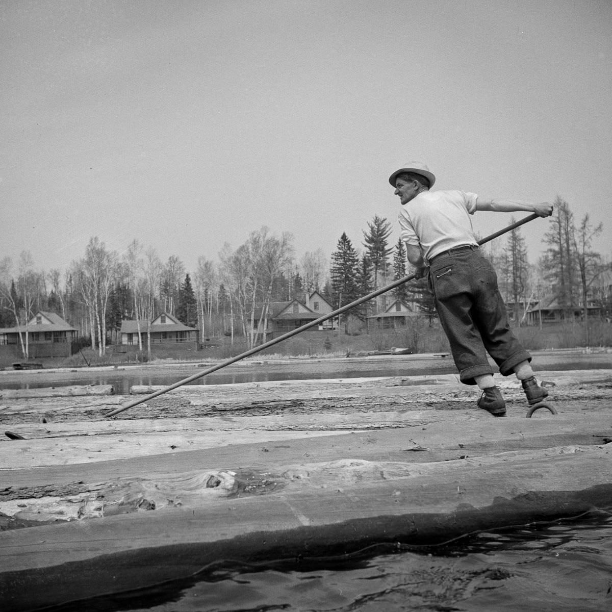 Maine Woodsmen: Fascinating Vintage Photos Show Woodsmen Shepherding Timber Through the rivers And Lakes