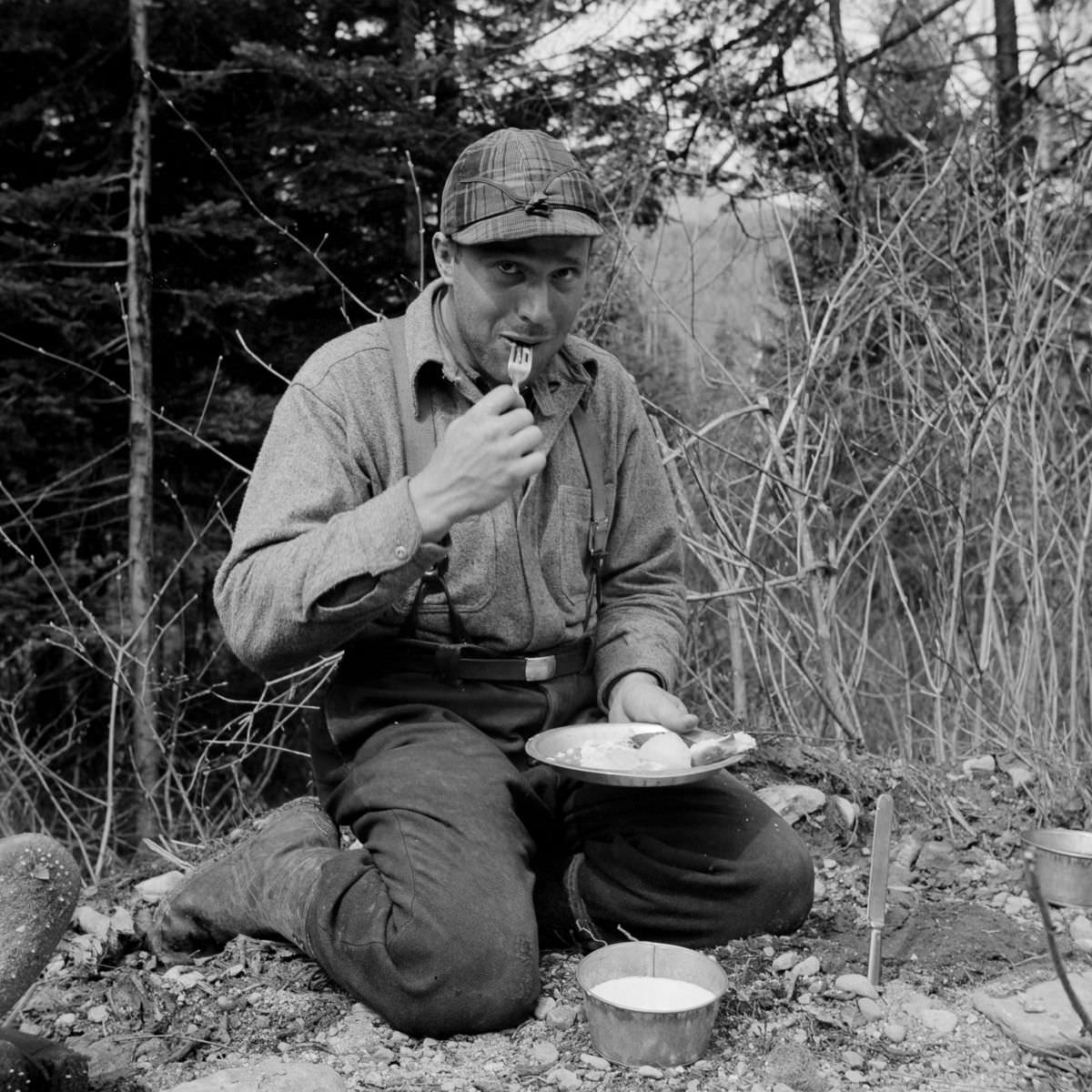 Maine Woodsmen: Fascinating Vintage Photos Show Woodsmen Shepherding Timber Through the rivers And Lakes