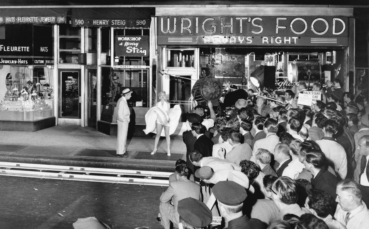 At the publicity stunt in New York, a large crowd of bystanders and press were invited to create hype around the filming.