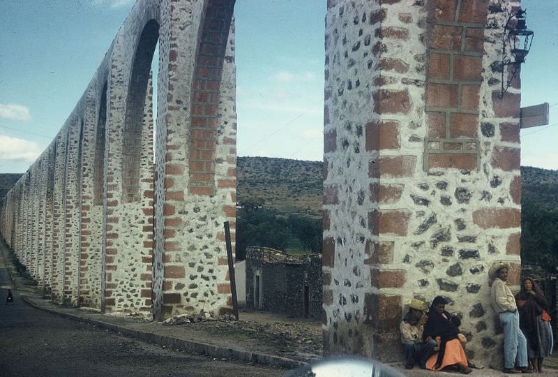 Aqueduct, along with 2 Srs and 2 Srtas, Queretaro. December 1958