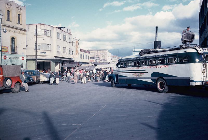 Bus with helper on top, Toluca. December 1958