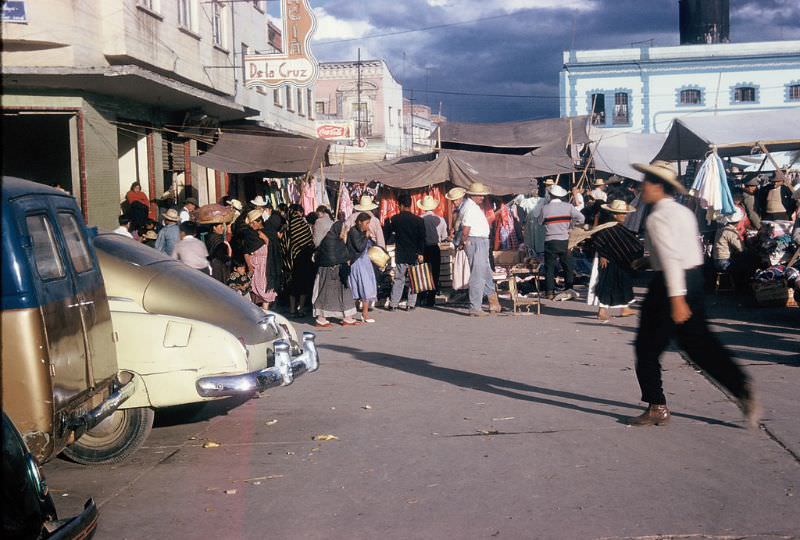 Market and shoppers, Toluca. December 1958