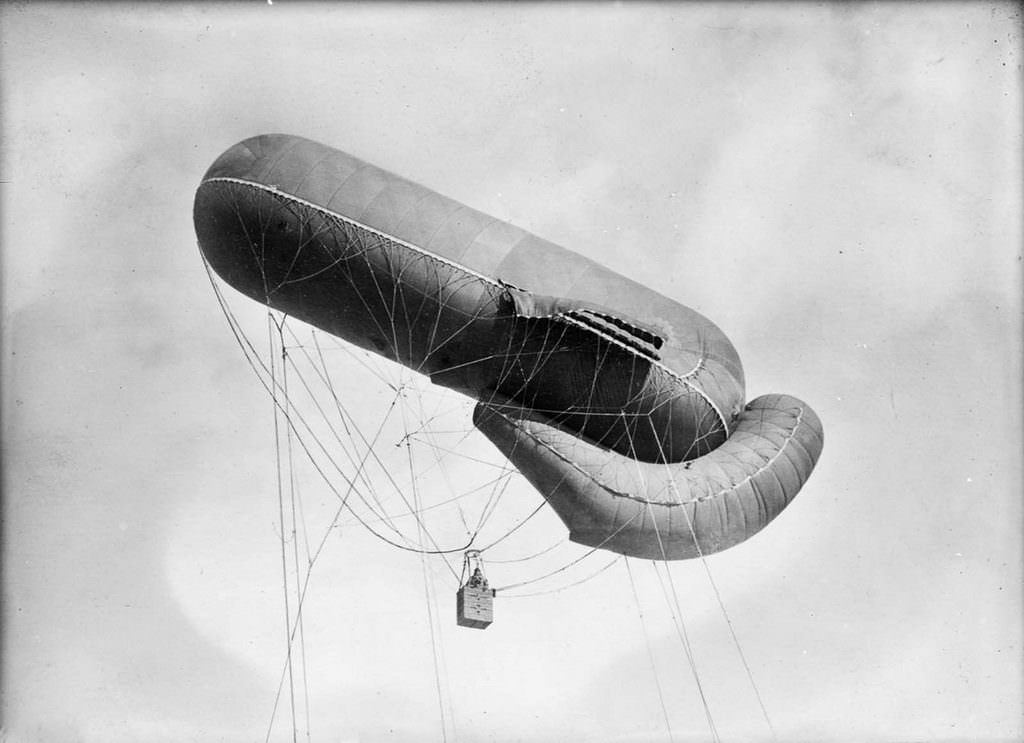 A German observation balloon in flight, 1915.