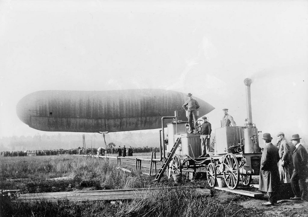 Hydrogen is pumped into an observation balloon to inflate it, 1914.