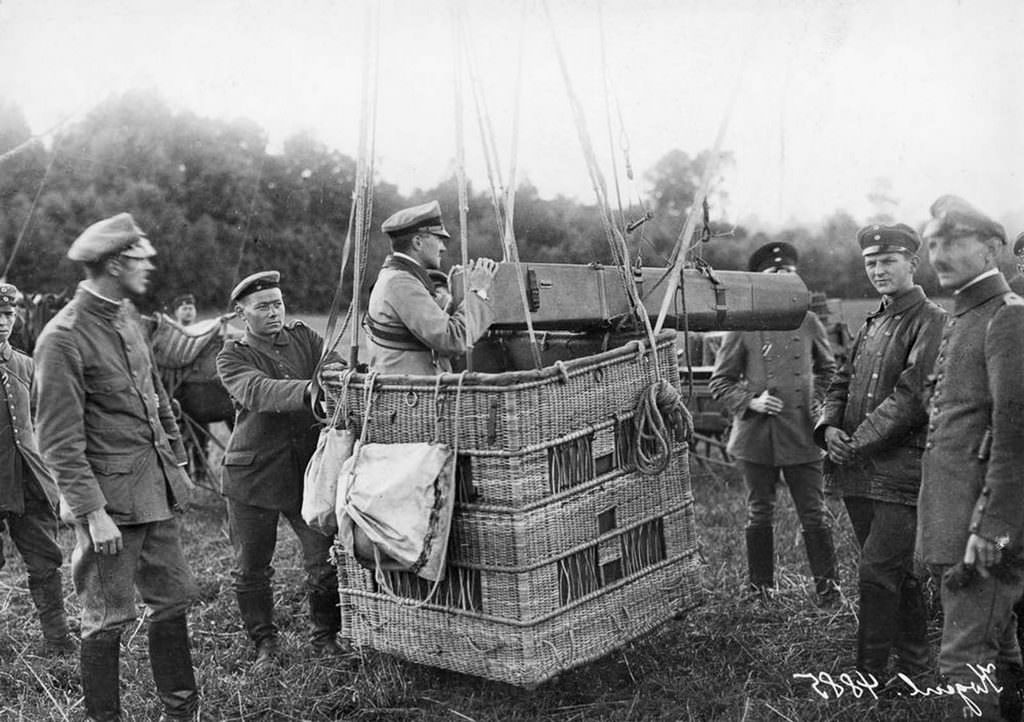 A German observation balloon fitted with a long-distance camera. 1916.