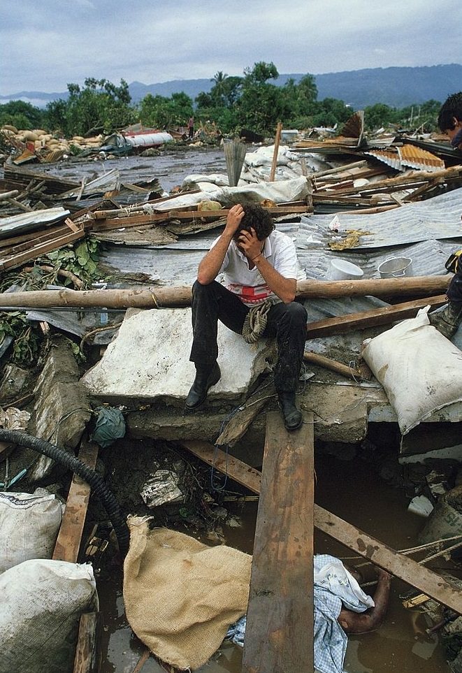 A man crying after Omayra Sánchez was died.