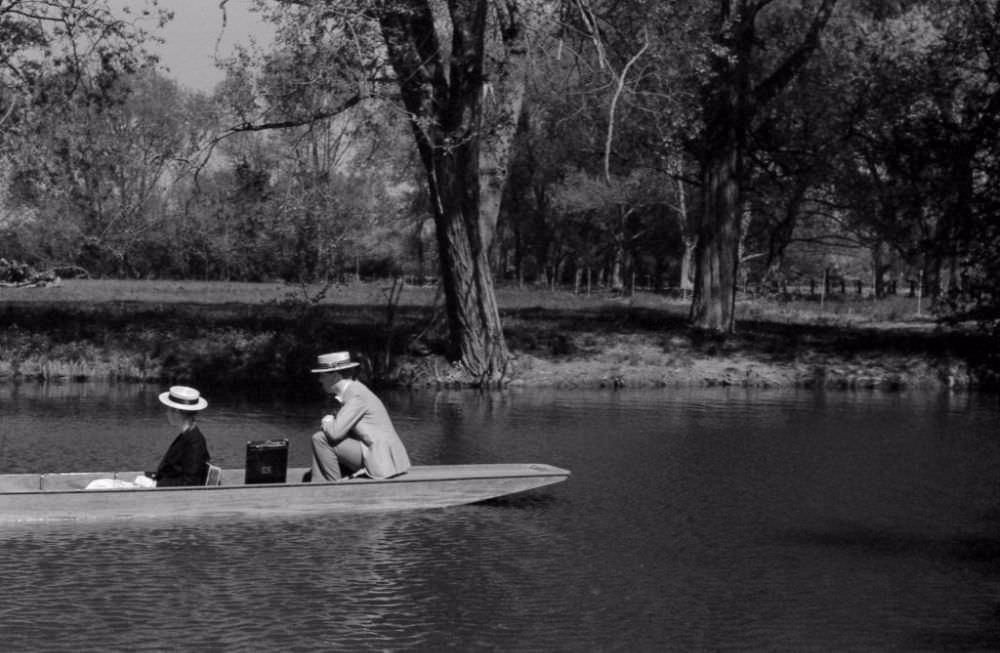 Fabulous Photos Capturing Daily Life of Oxford University Students in the 1970s