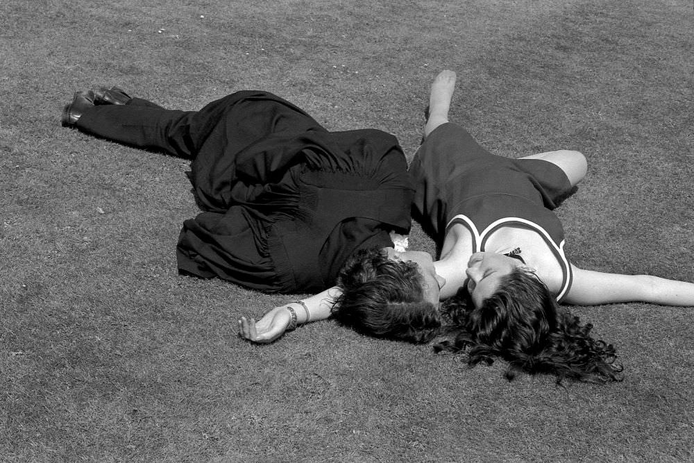 Fabulous Photos Capturing Daily Life of Oxford University Students in the 1970s